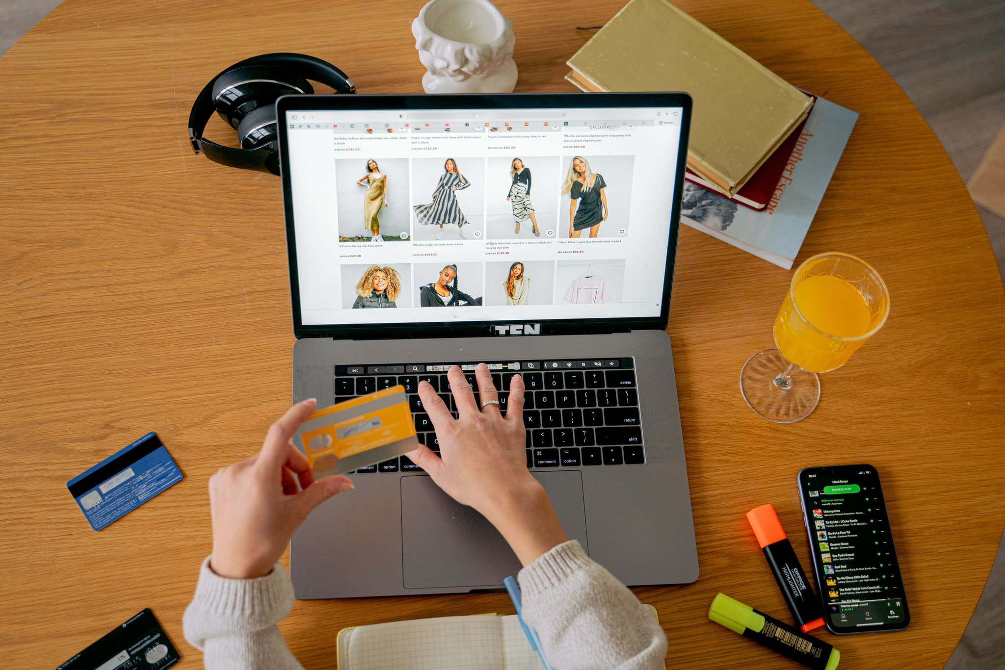 Commerce, Services & Customer Experience