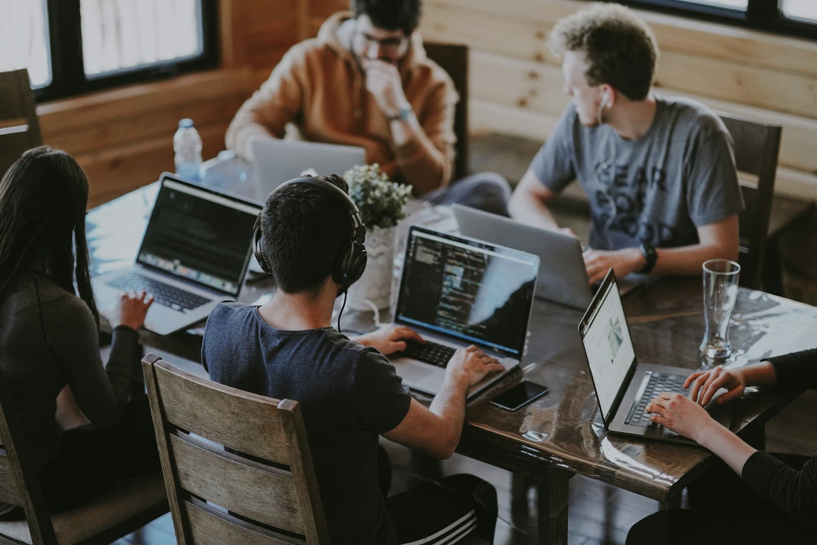 Startup & Scale-up — équipe tech en open-space