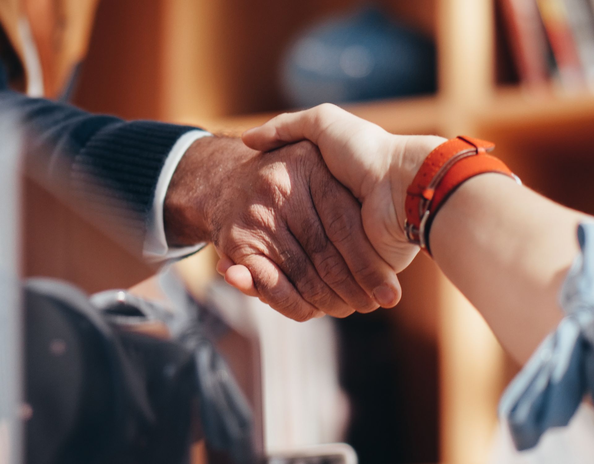 Handshake zwischen zwei Partnern, besiegelte Vereinbarung